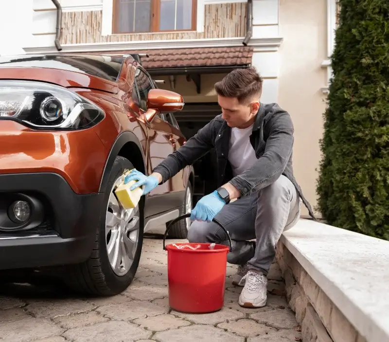 Lavage auto à domicile Long : professionnel intervenant sur un véhicule